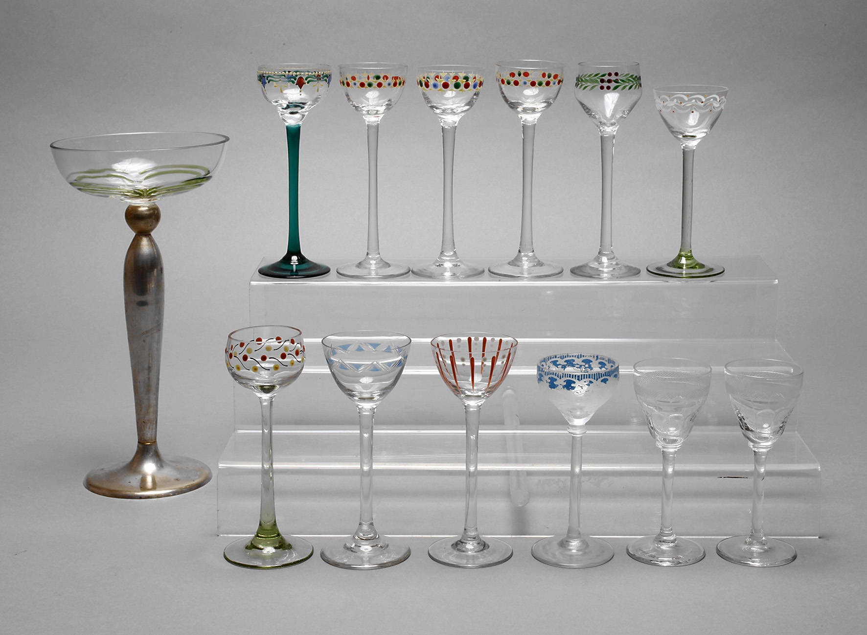 Zwölf Likörgläser und ein Pokalglas