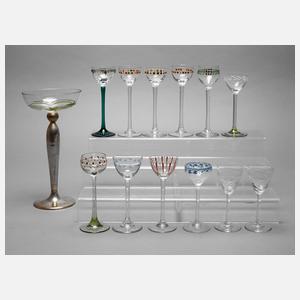 Zwölf Likörgläser und ein Pokalglas