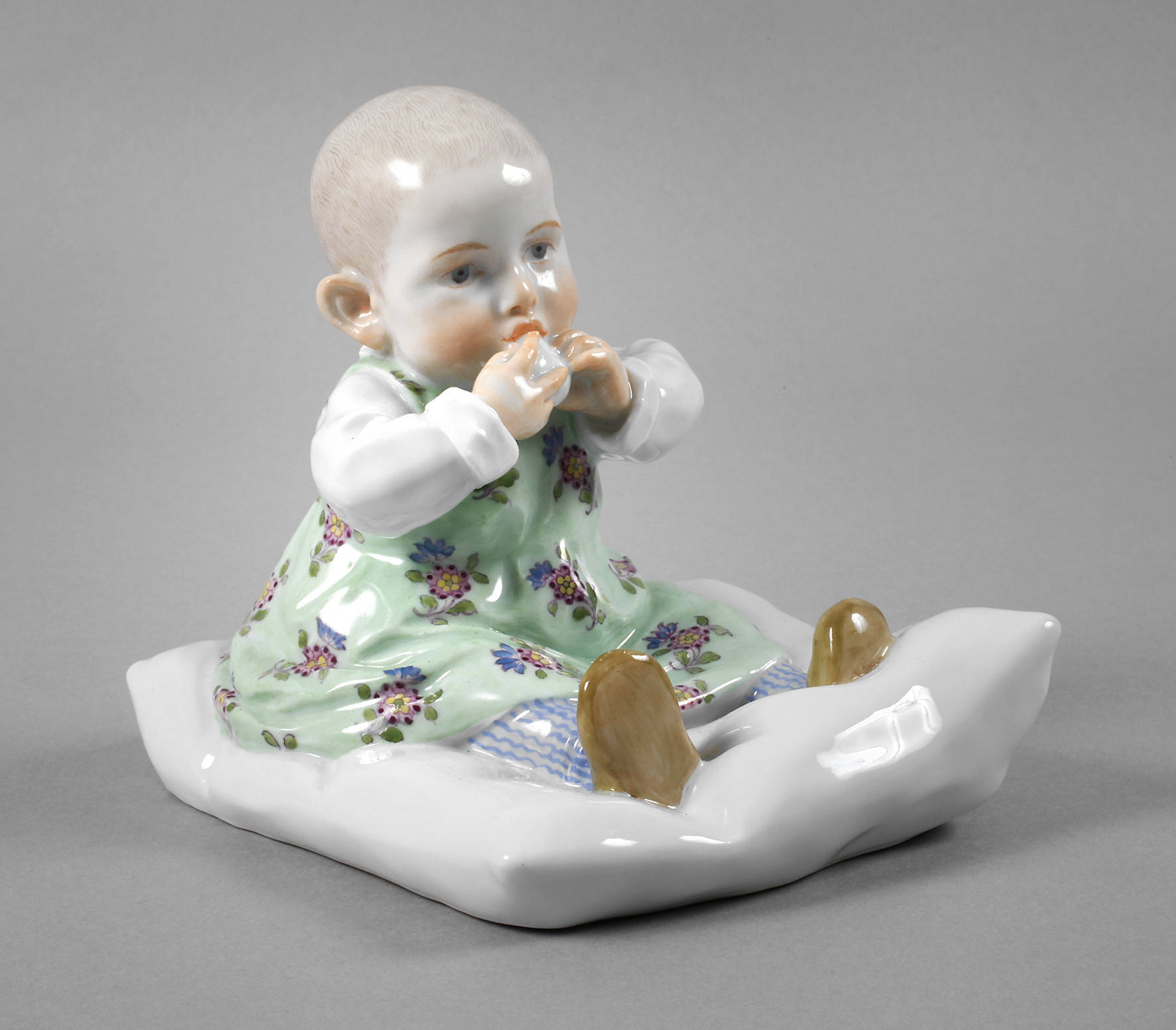 Meissen ”Kind, auf einem Kissen sitzend”