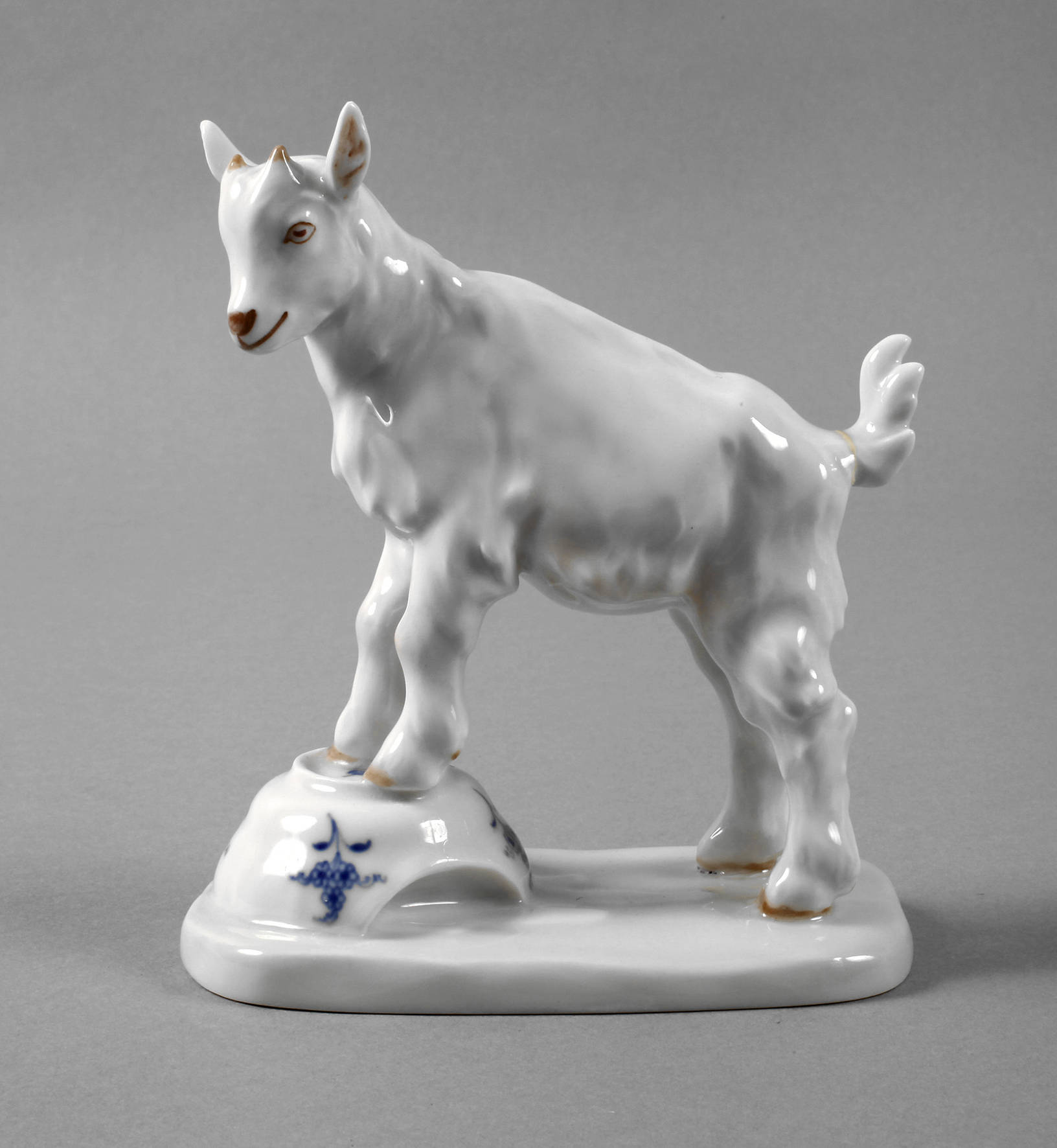 Meissen ”Ziegenbock auf Napf, klein”