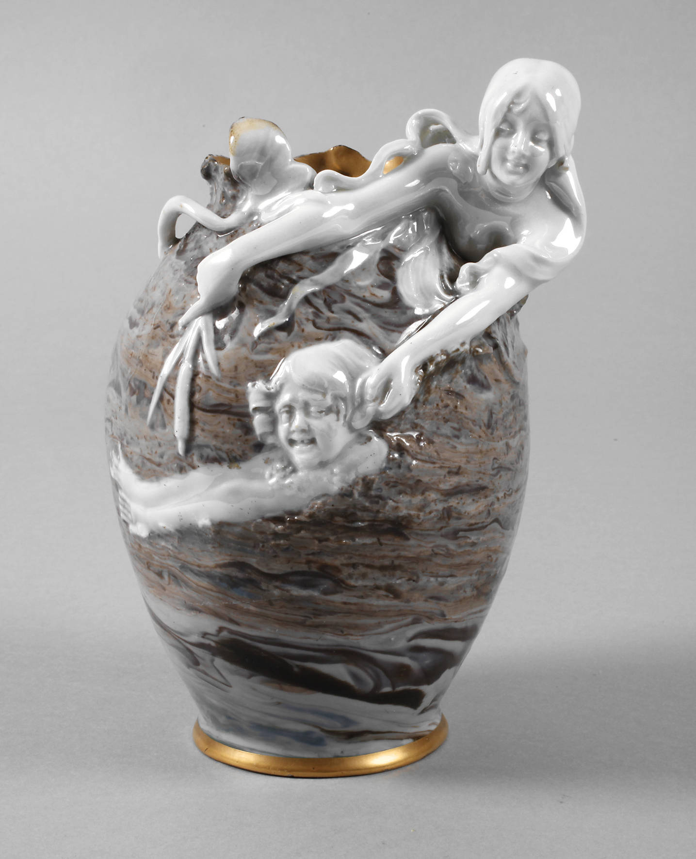 Heubach Ziervase mit Figurenstaffage