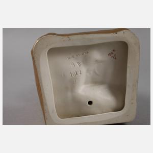 Österreich Frau mit Wassereimer