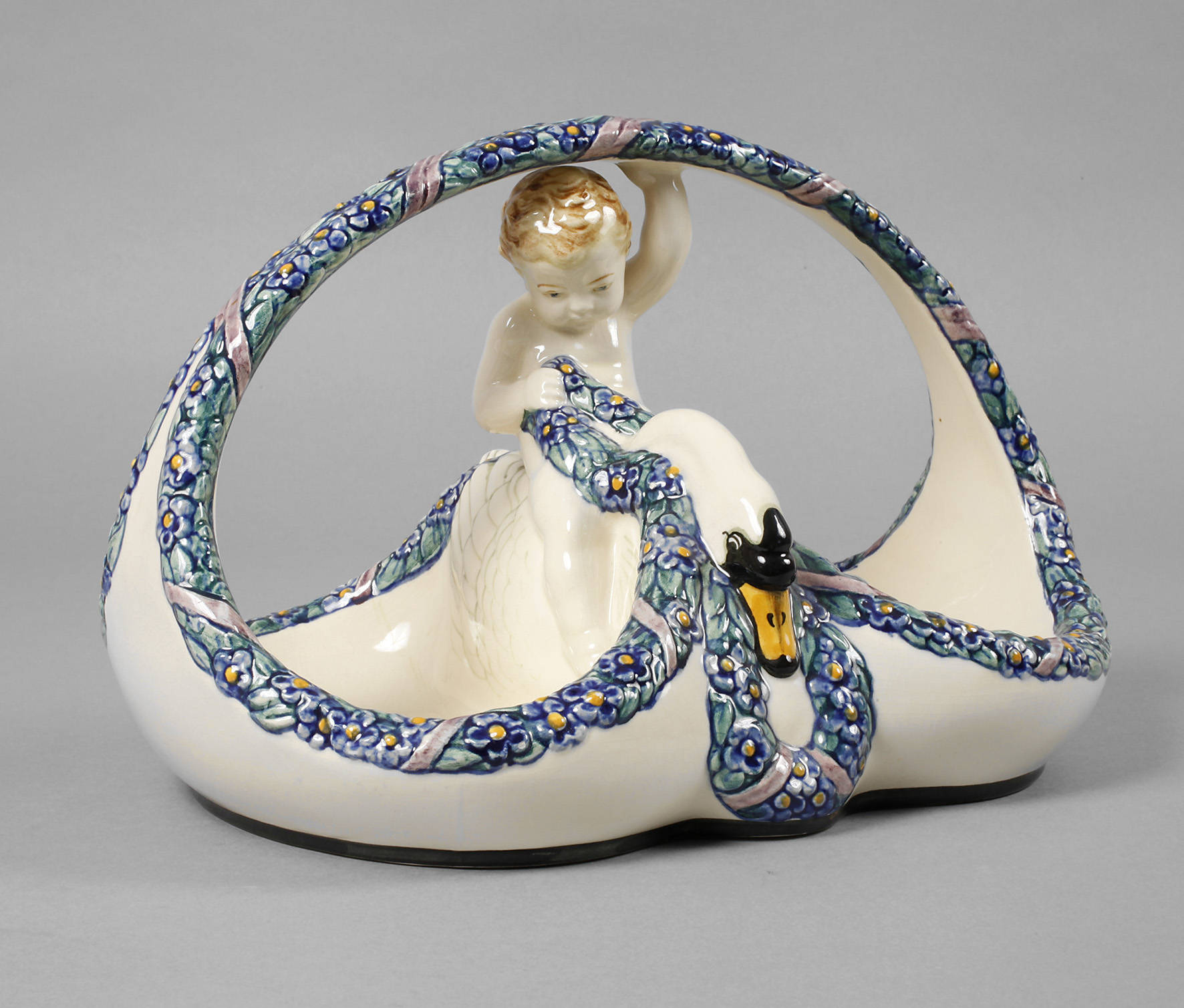 Karlsruhe Henkelschale mit Putto und Schwan