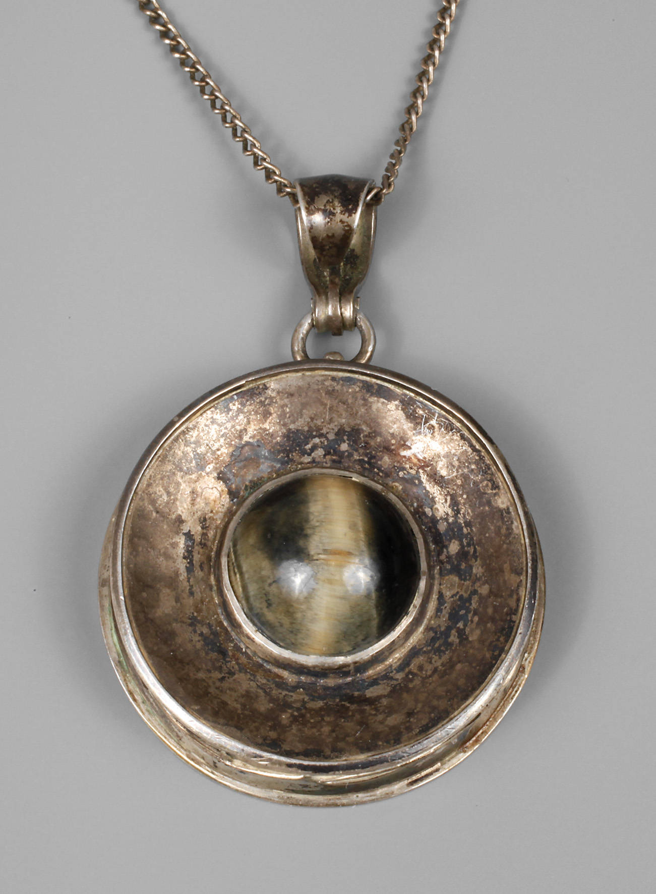 Silberanhänger mit Falkenauge