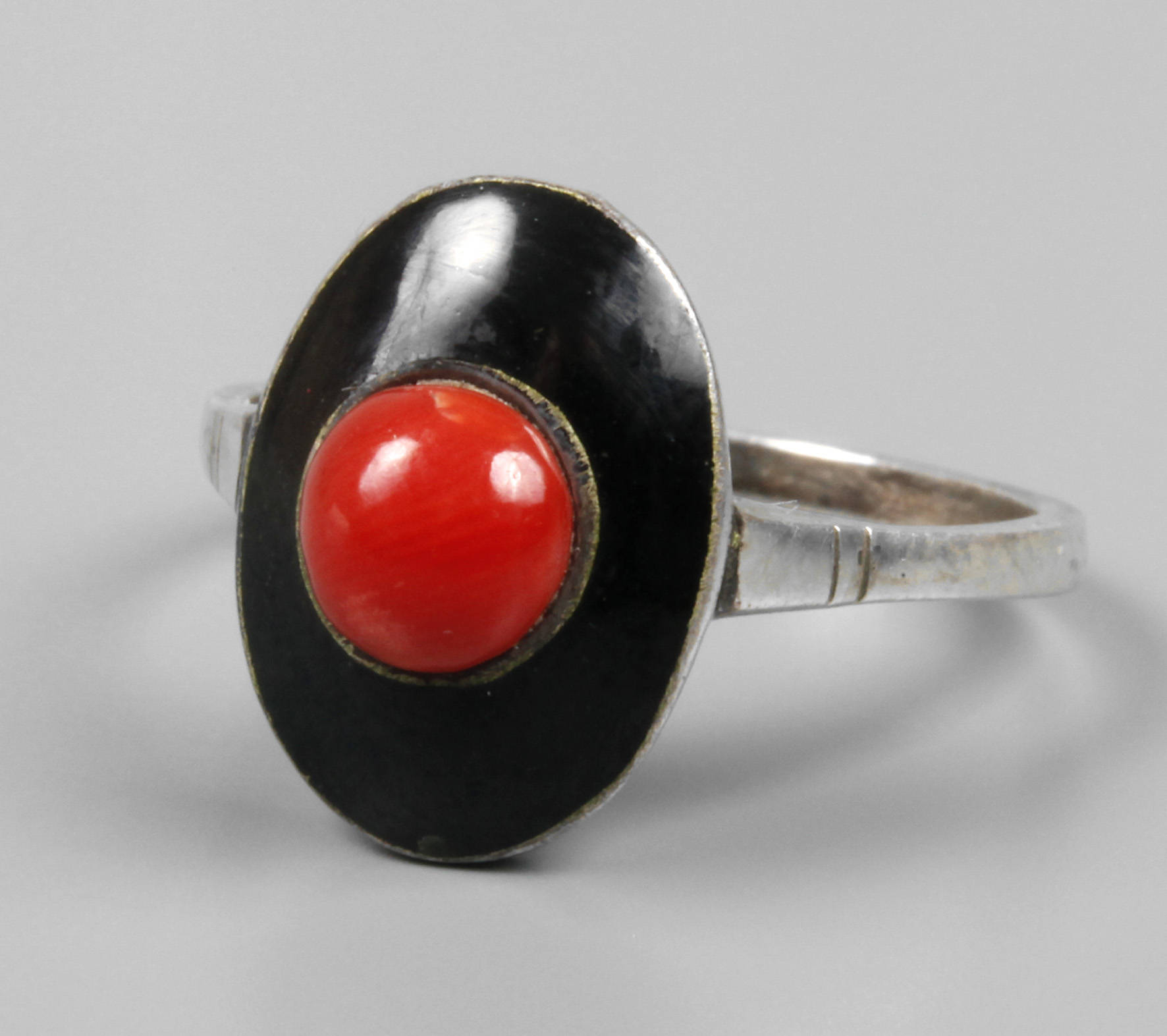 Damenring mit Emaille und Koralle