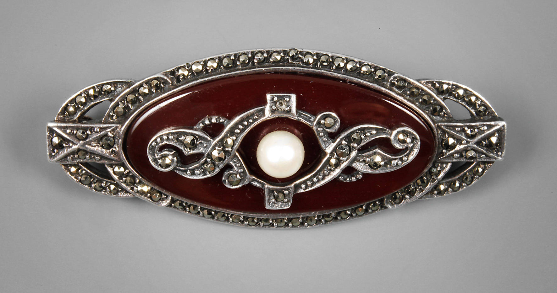 Brosche mit Steinbesatz