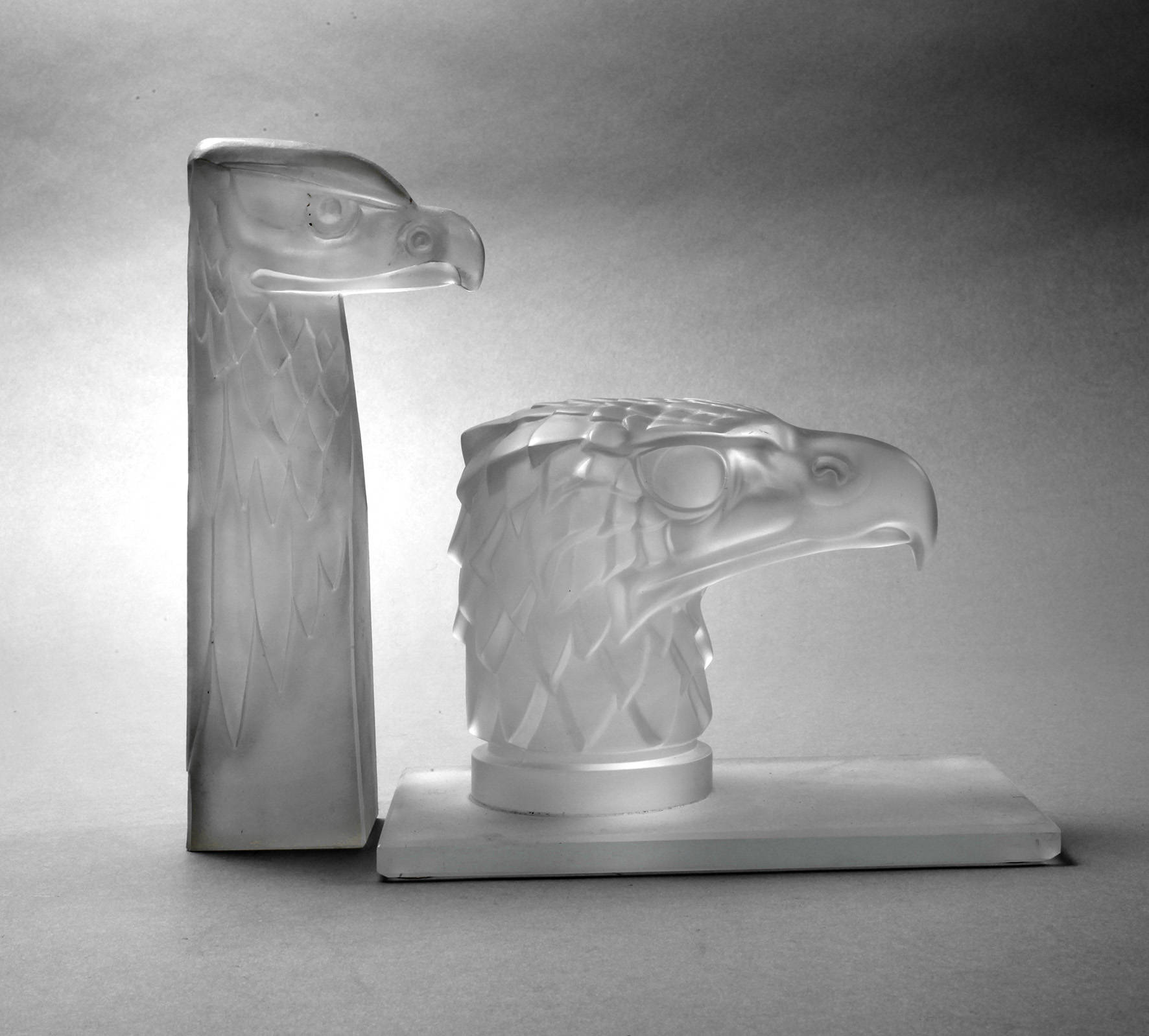 Zwei Adlerskulpturen