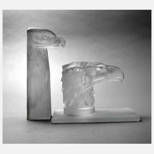 Zwei Adlerskulpturen