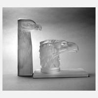 Zwei Adlerskulpturen111