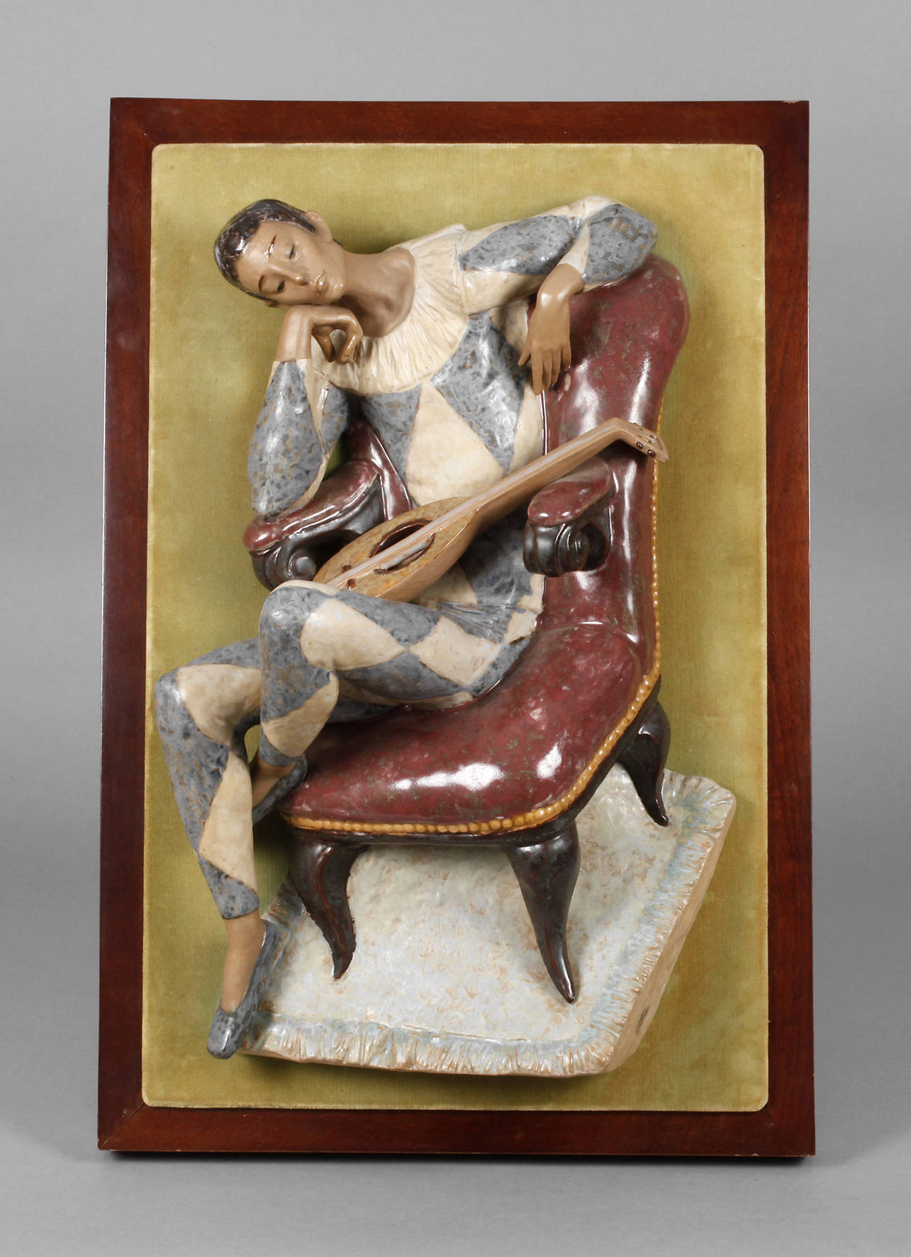 Große figürliche Wandplastik