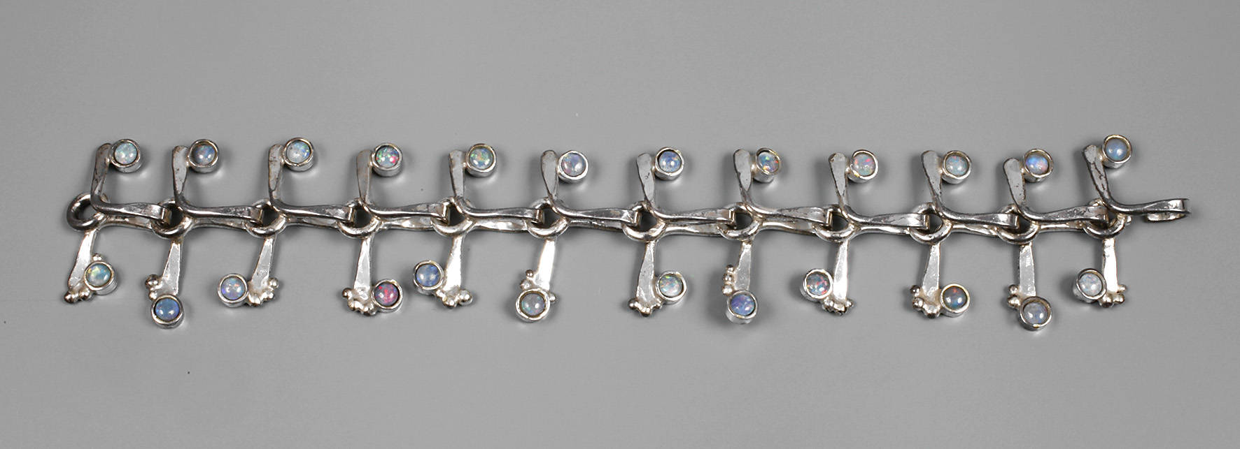 Designarmband mit Opalen