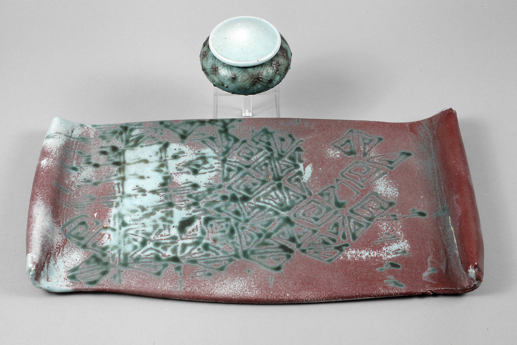 Almuth Kothe Tableau mit Deckelgefäß