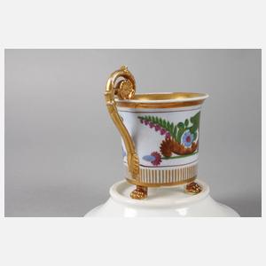 Vitrinentasse mit Sphingendekor