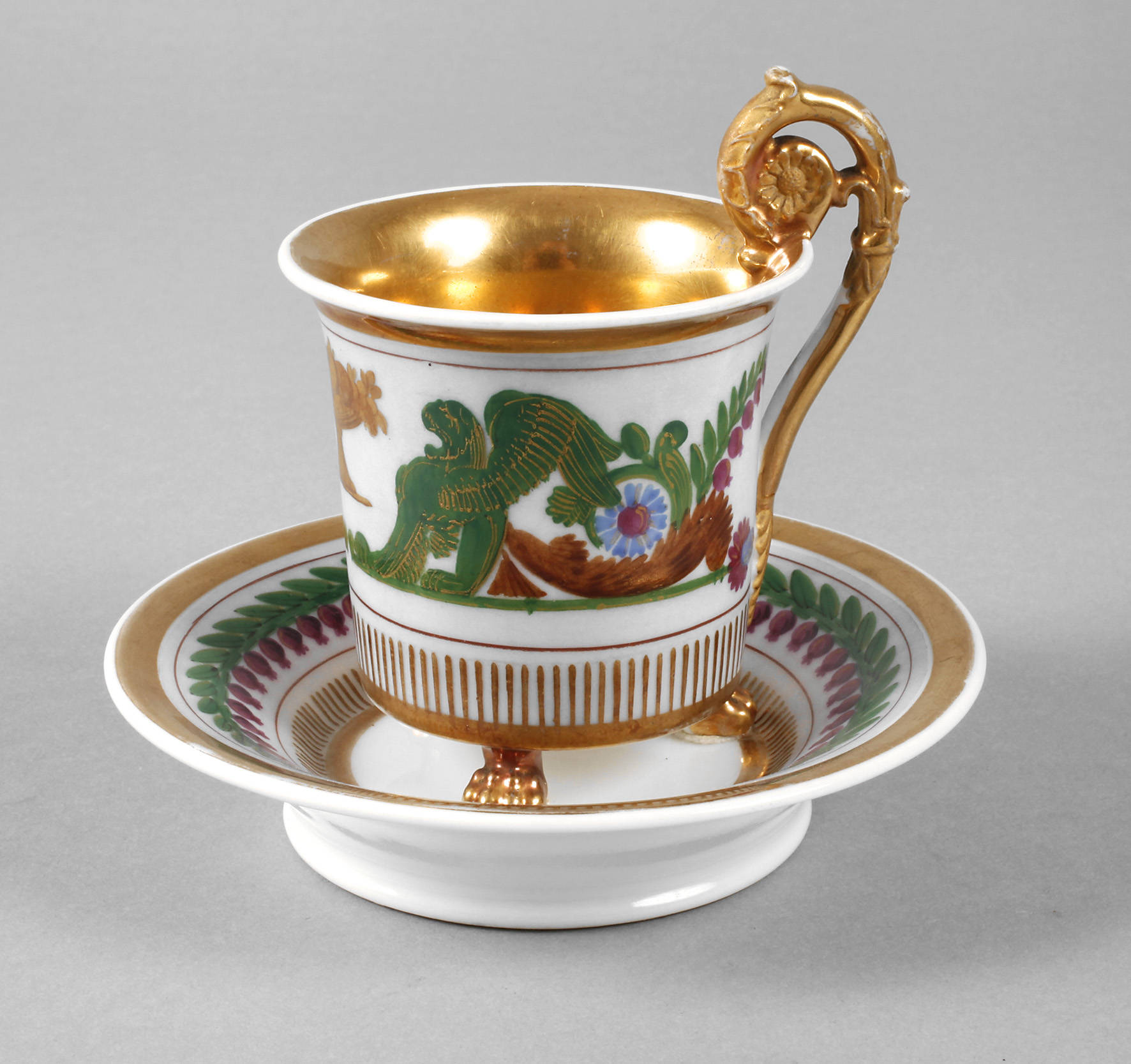 Vitrinentasse mit Sphingendekor