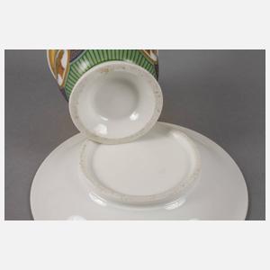 Vitrinentasse mit Blumenkorbdekor