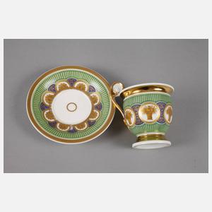 Vitrinentasse mit Blumenkorbdekor