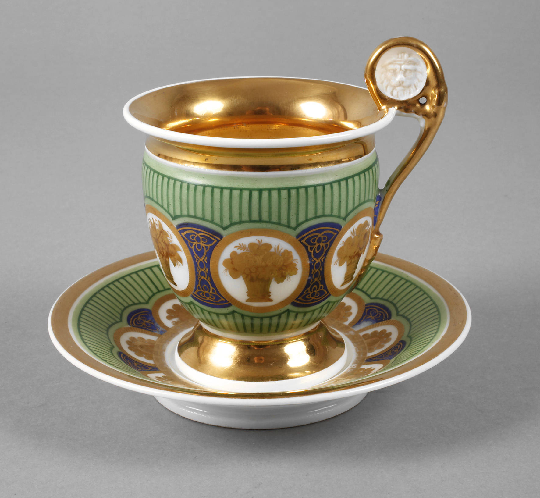 Vitrinentasse mit Blumenkorbdekor