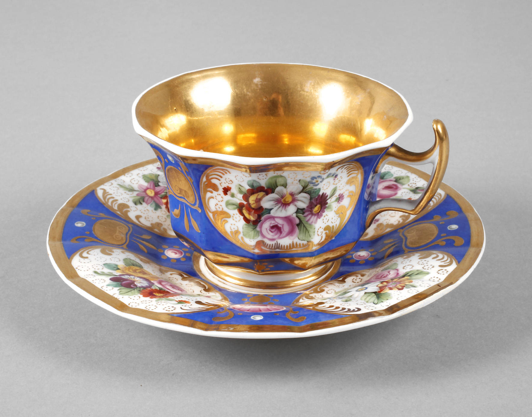 KPM Berlin Vitrinentasse ”Blumenbukett”