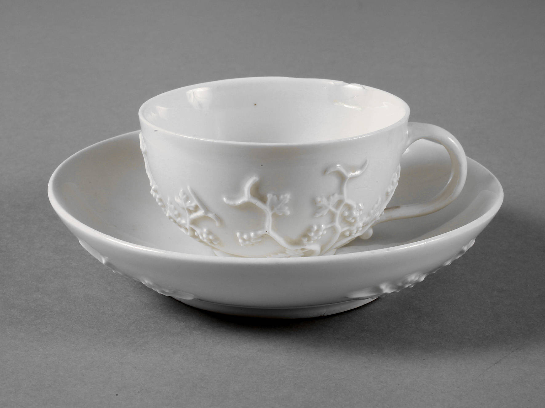 Meissen Teetasse und Untertasse Reliefdekor