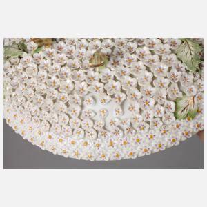 Meissen Deckelterrine mit Unterschale Schneeballendekor