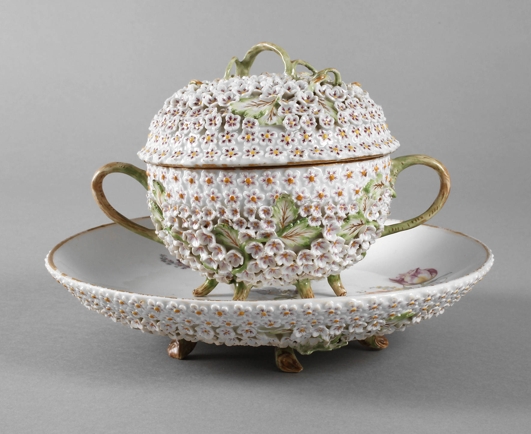 Meissen Deckelterrine mit Unterschale Schneeballendekor