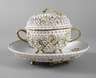 Meissen Deckelterrine mit Unterschale Schneeballendekor