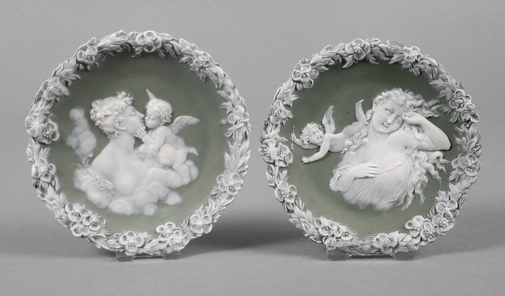 Paar kleine Reliefbilder in Wedgwoodmanier