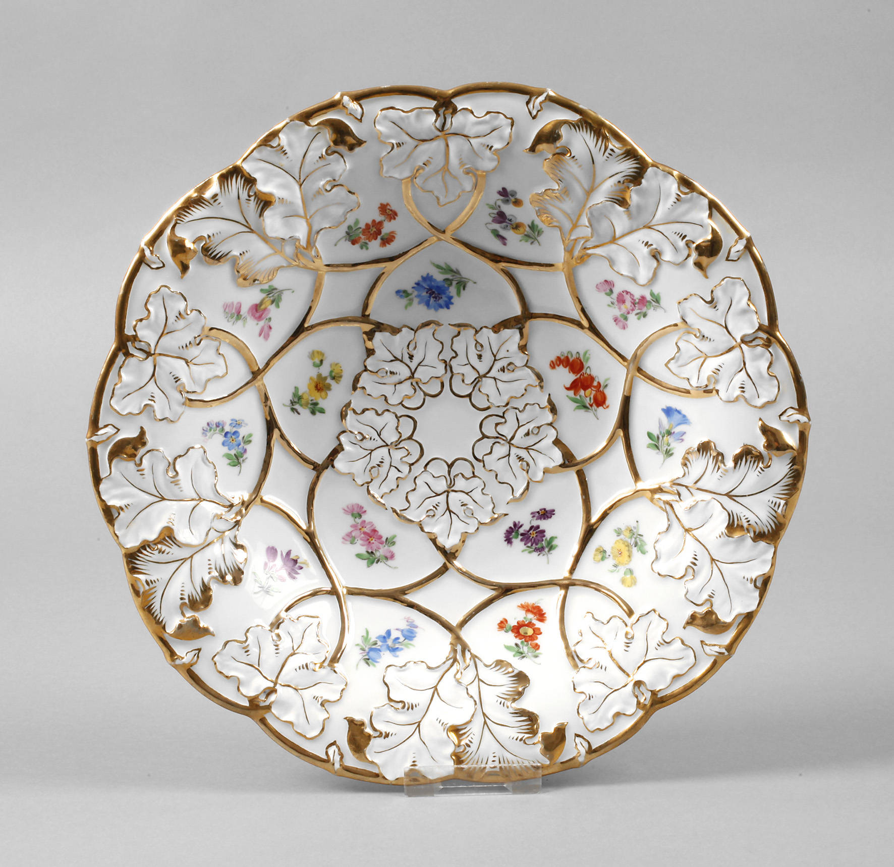 Meissen Prunkteller Streublümchendekor