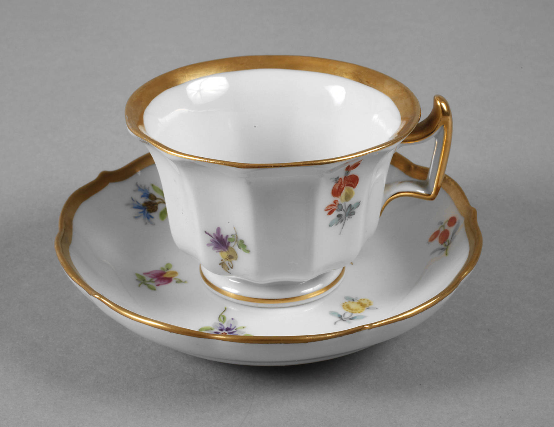 Meissen Mokkatasse und Untertasse Streublümchendekor