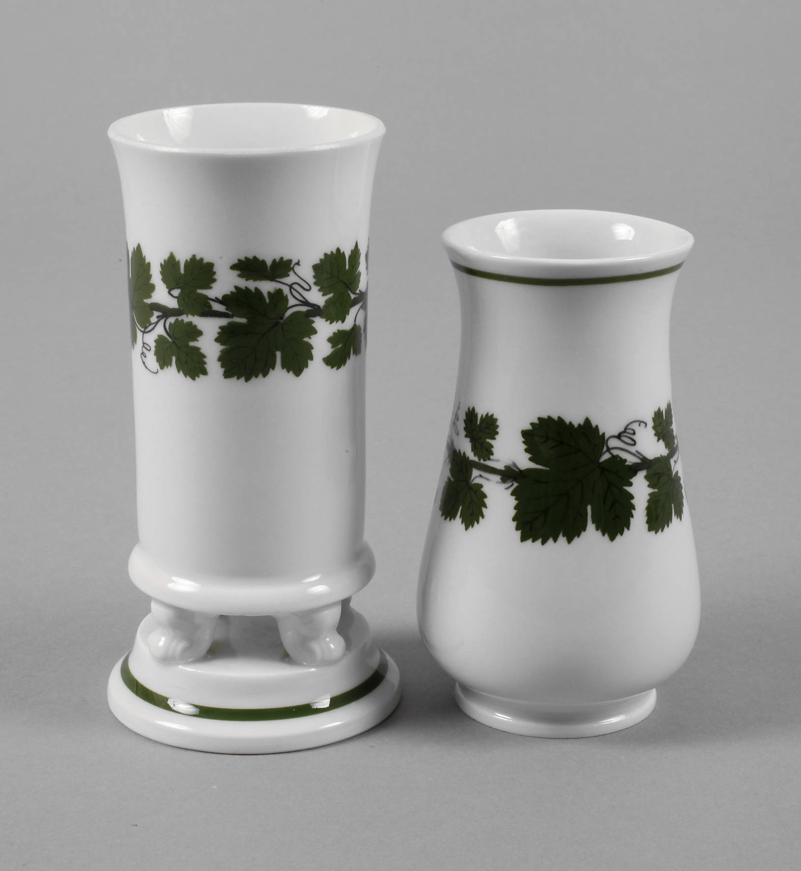 Meissen zwei kleine Vasen Weinlaubdekor