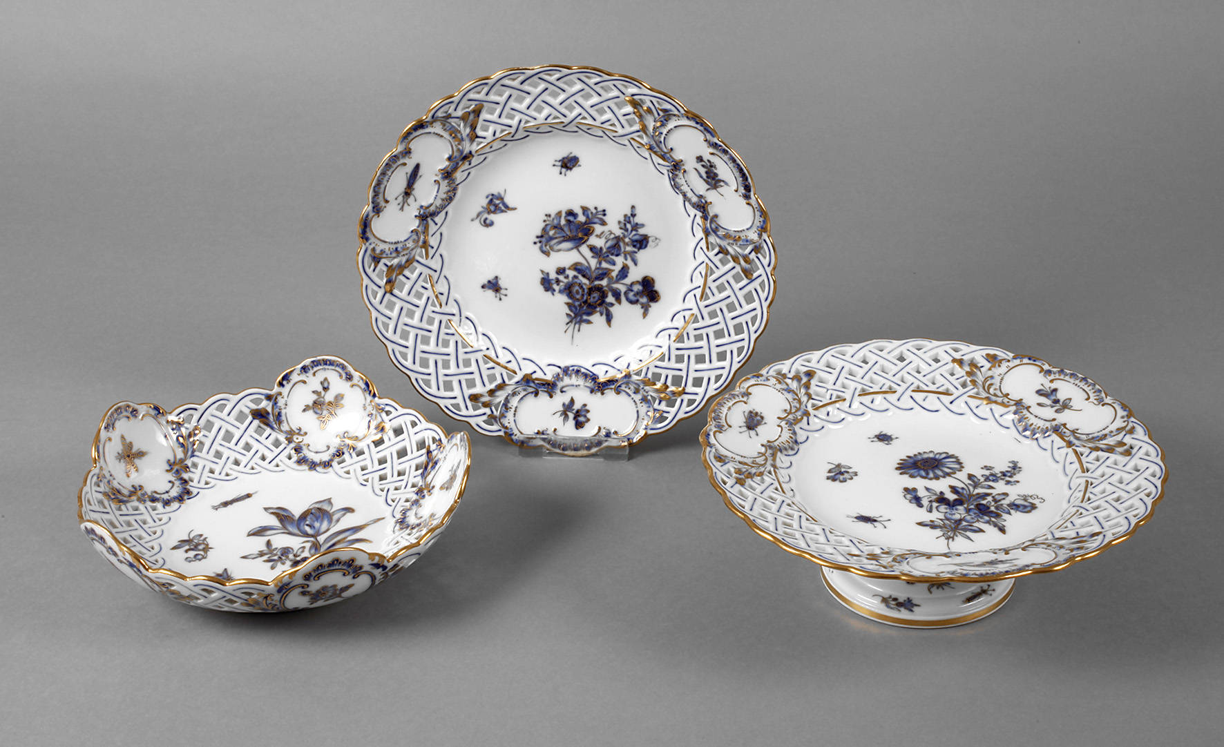 Meissen drei Durchbruchteile ”Blaue Blume mit Insekten”