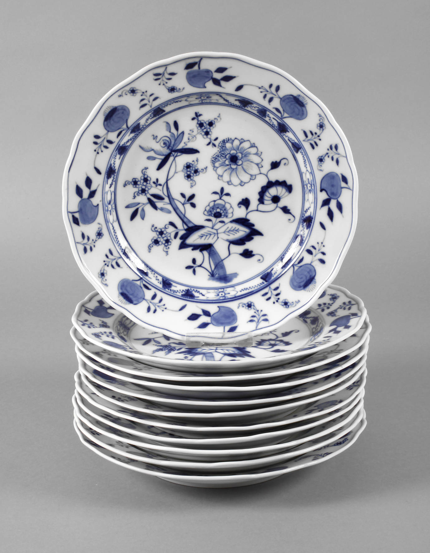 Meissen elf Speiseteller ”Zwiebelmuster”