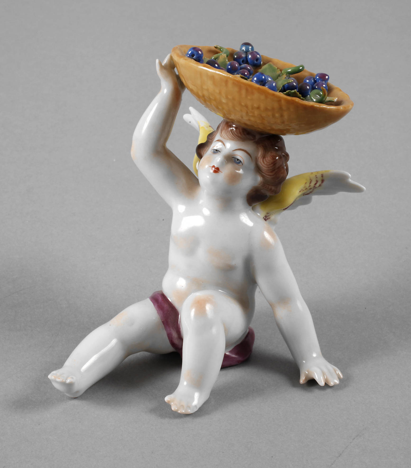 Volkstedt Putto mit Traubenkorb