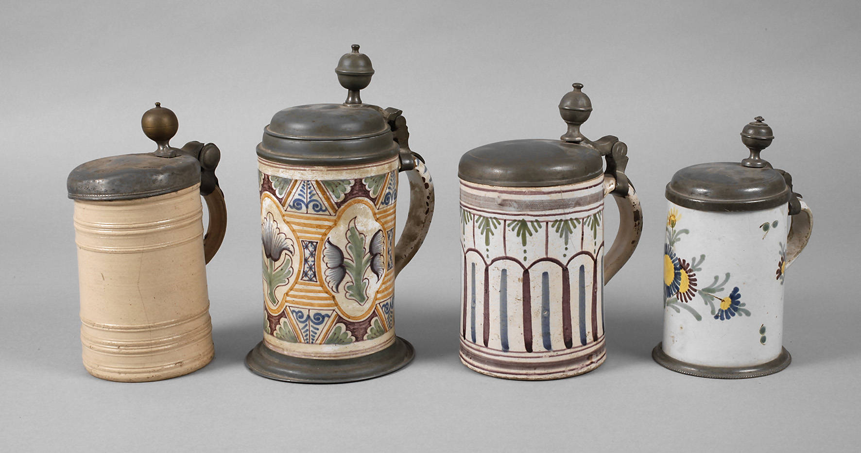 Drei Fayencekrüge und ein Steinzeugkrug