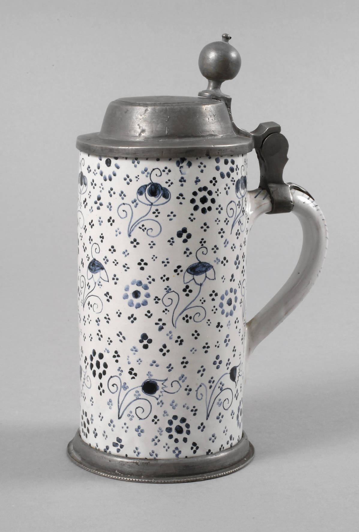 Kleiner Fayencewalzenkrug