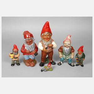 Sechs kleine Gartenzwerge