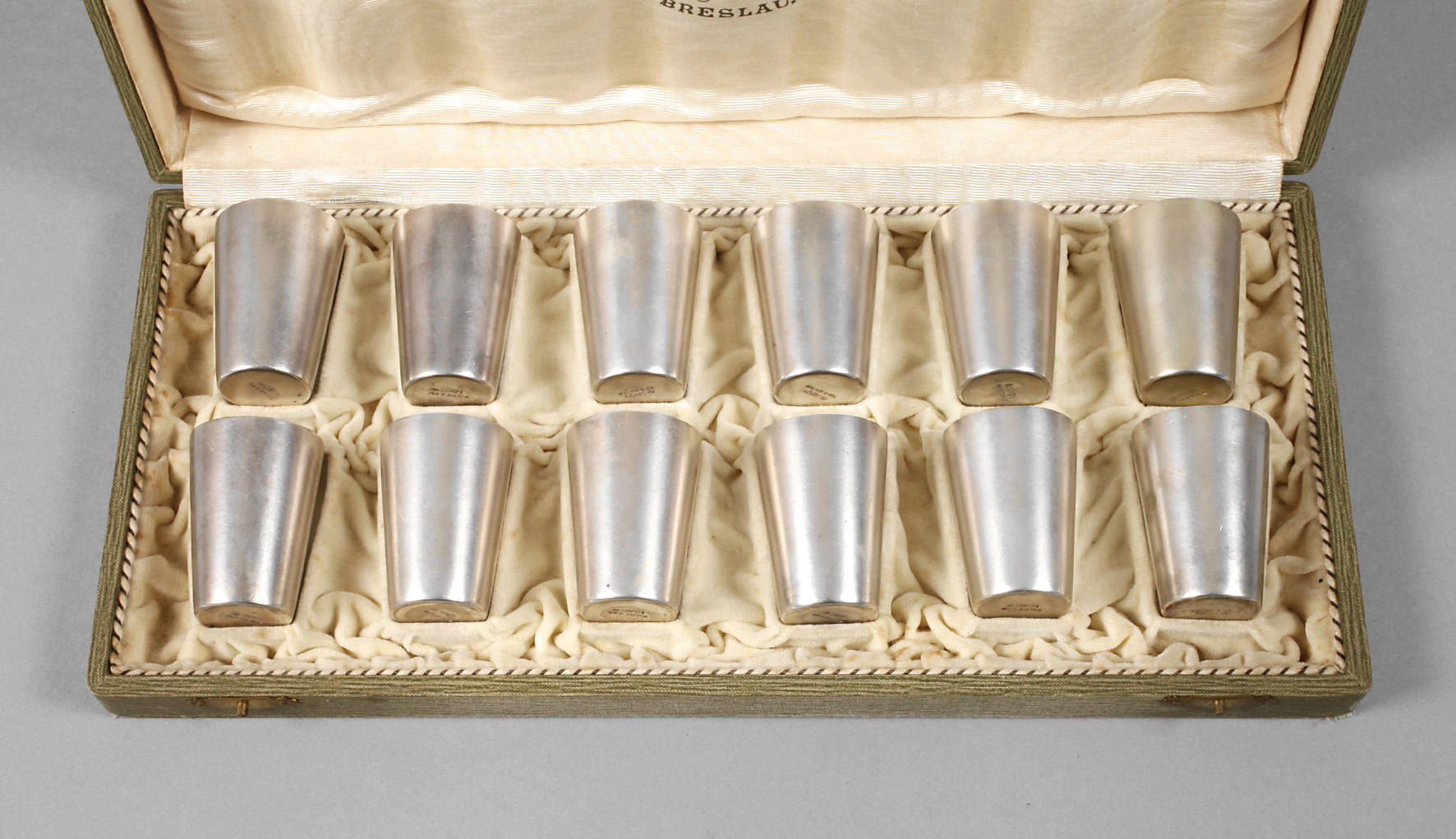 Silber zwölf Schnapsbecher im Etui