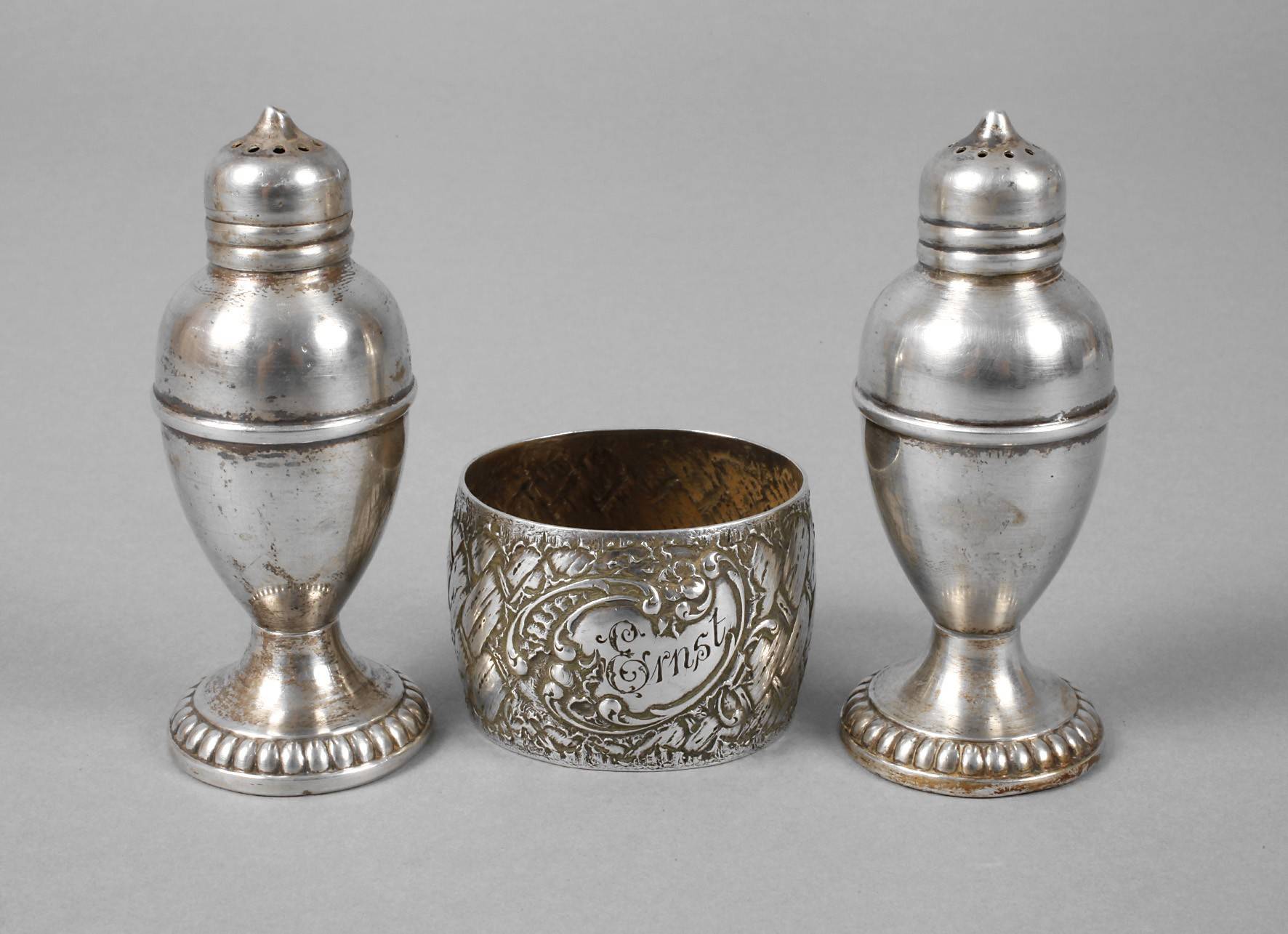 Zwei Gewürzstreuer und ein Serviettenring Silber