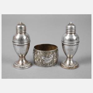 Zwei Gewürzstreuer und ein Serviettenring Silber