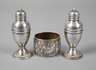 Zwei Gewürzstreuer und ein Serviettenring Silber