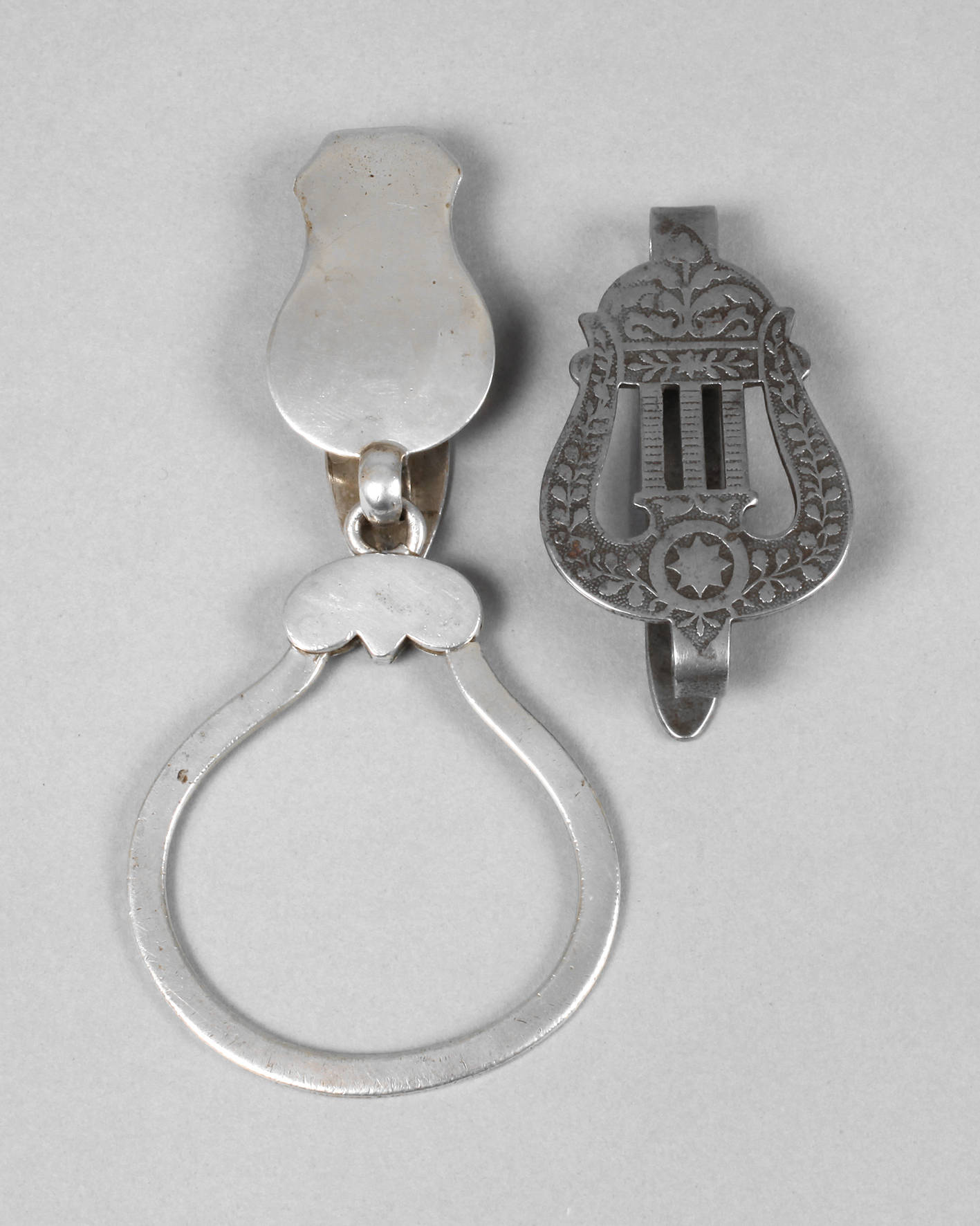 Zwei Trachtenanhänger