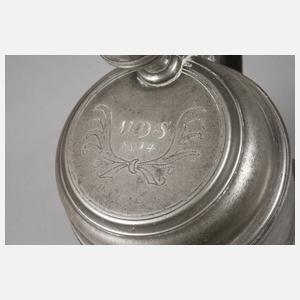 Übergroßer Zinnwalzenkrug