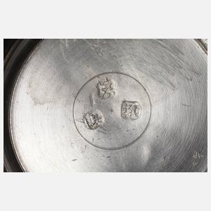 Übergroßer Zinnwalzenkrug