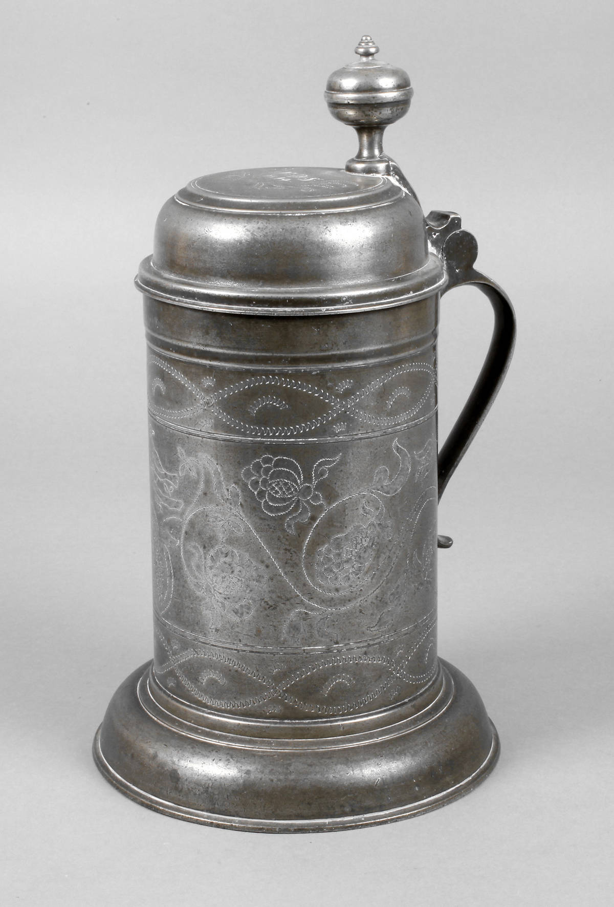 Übergroßer Zinnwalzenkrug