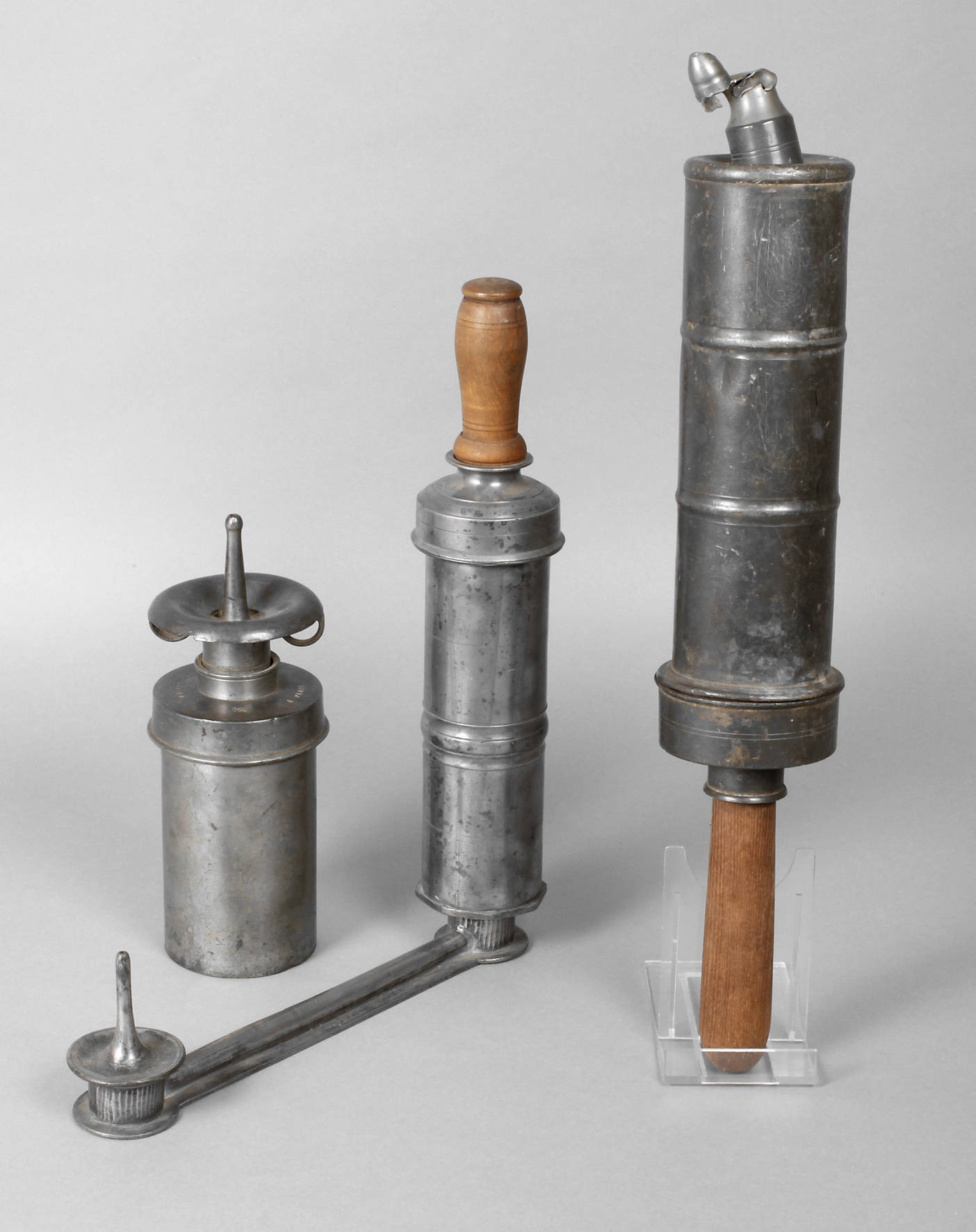 Drei Klistierspritzen Zinn