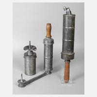 Drei Klistierspritzen Zinn111