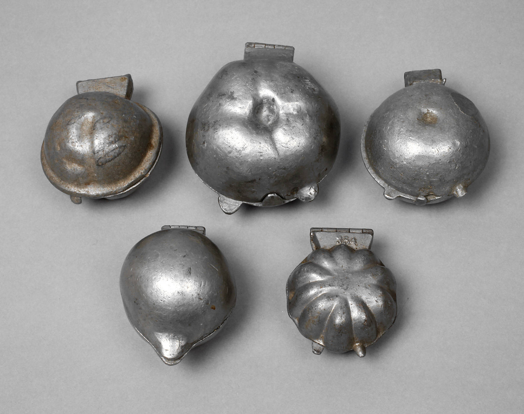 Fünf Marzipanformen Zinn