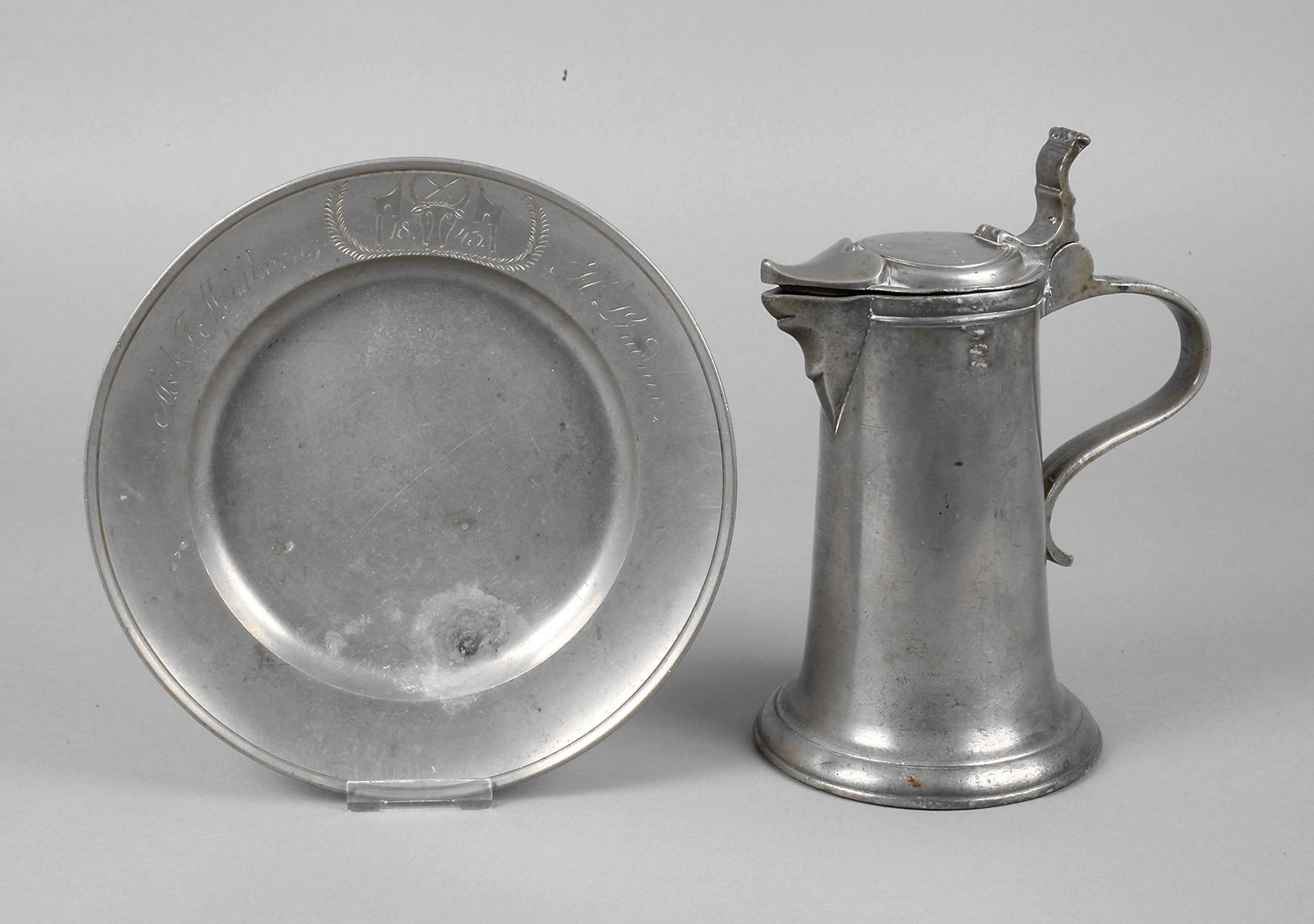 Schnabelkanne und Zinnteller