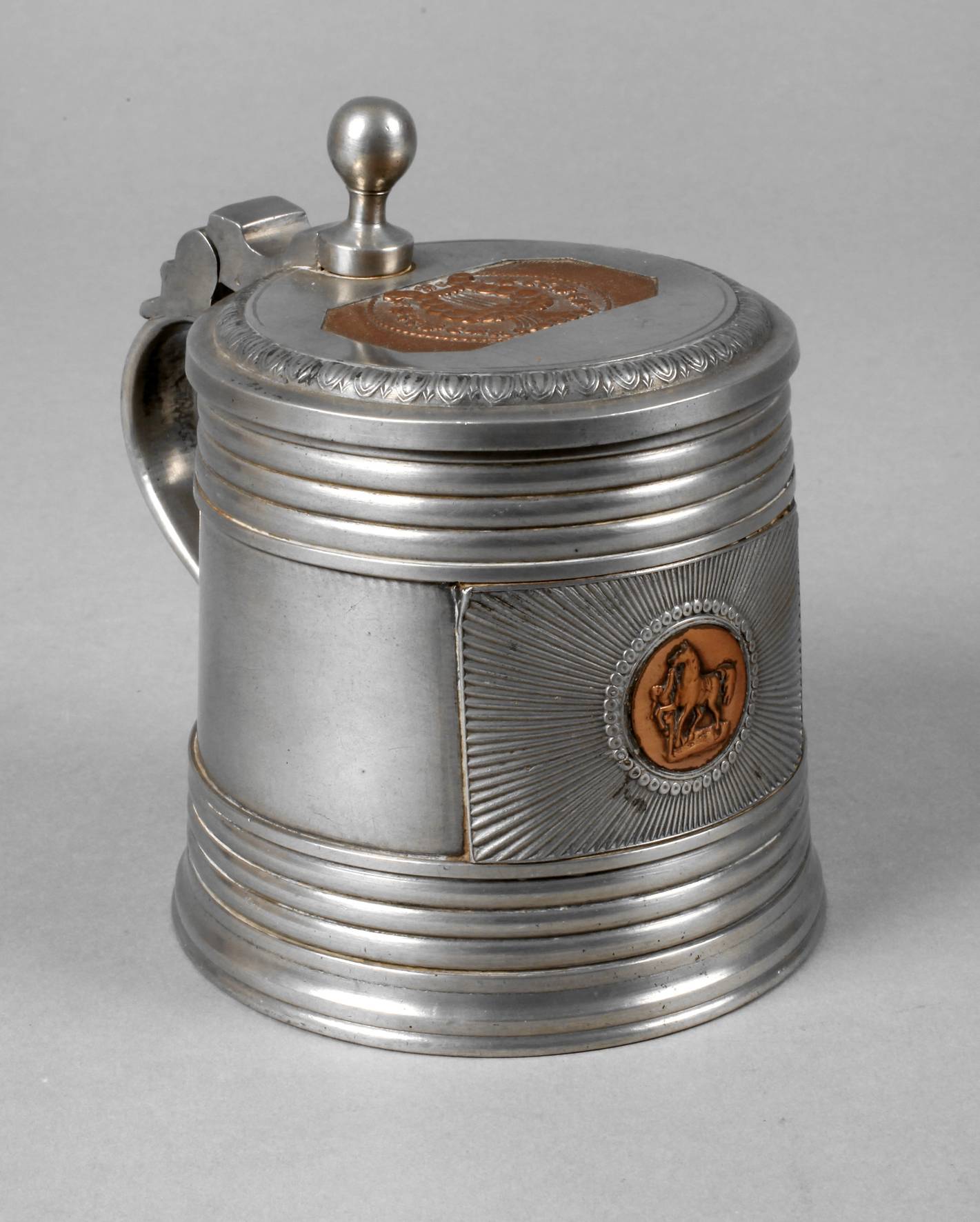 Bierkrug mit Kupfereinlagen