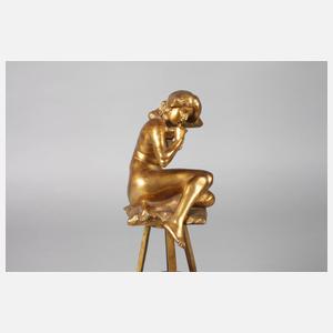 Mädchenakt auf Modelliertisch